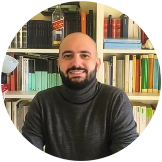 Ritratto di Danilo Aprigliano davanti a una libreria